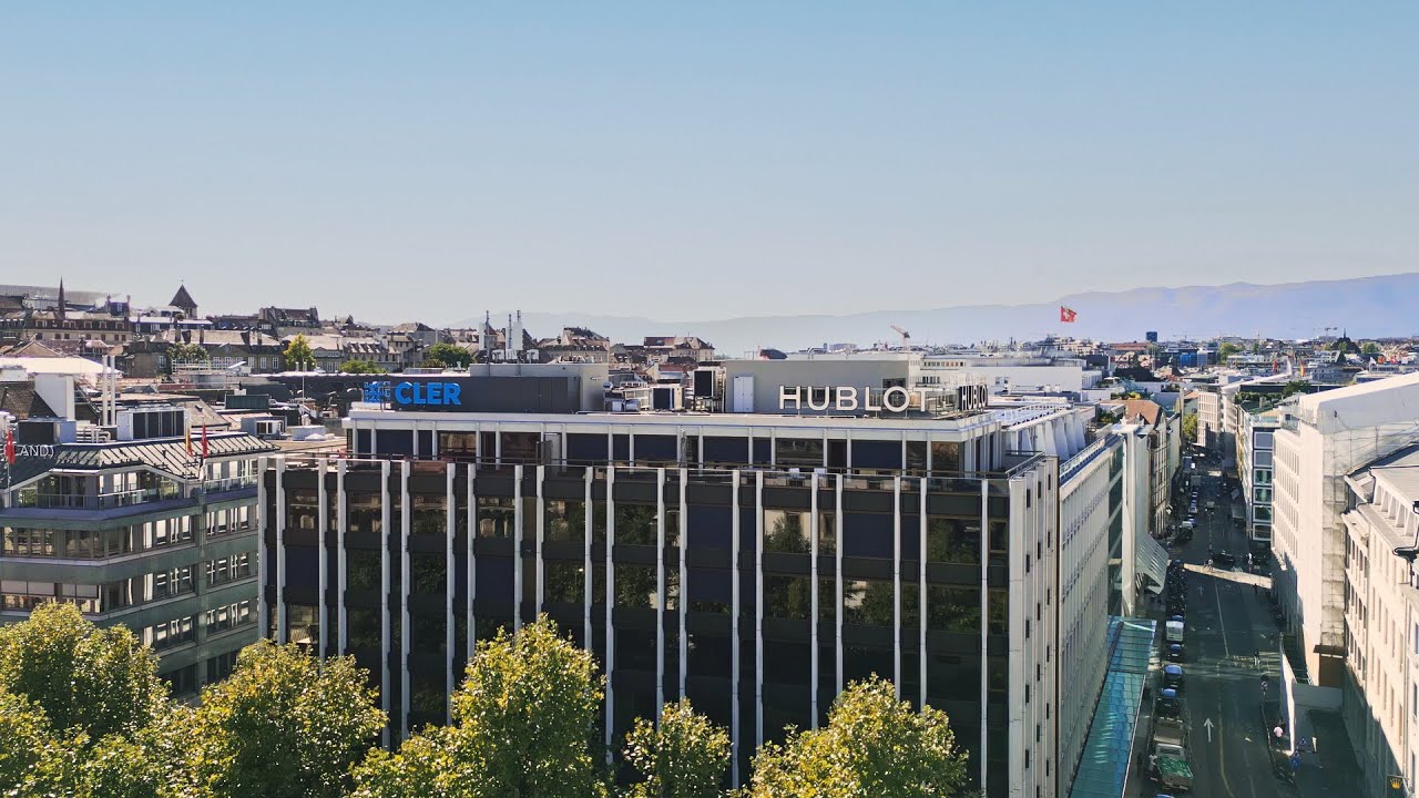 ENSEIGNE LUMINEUSE EN TOITURE – VISIBILITÉ EXCEPTIONNELLE EN HYPER-CENTRE