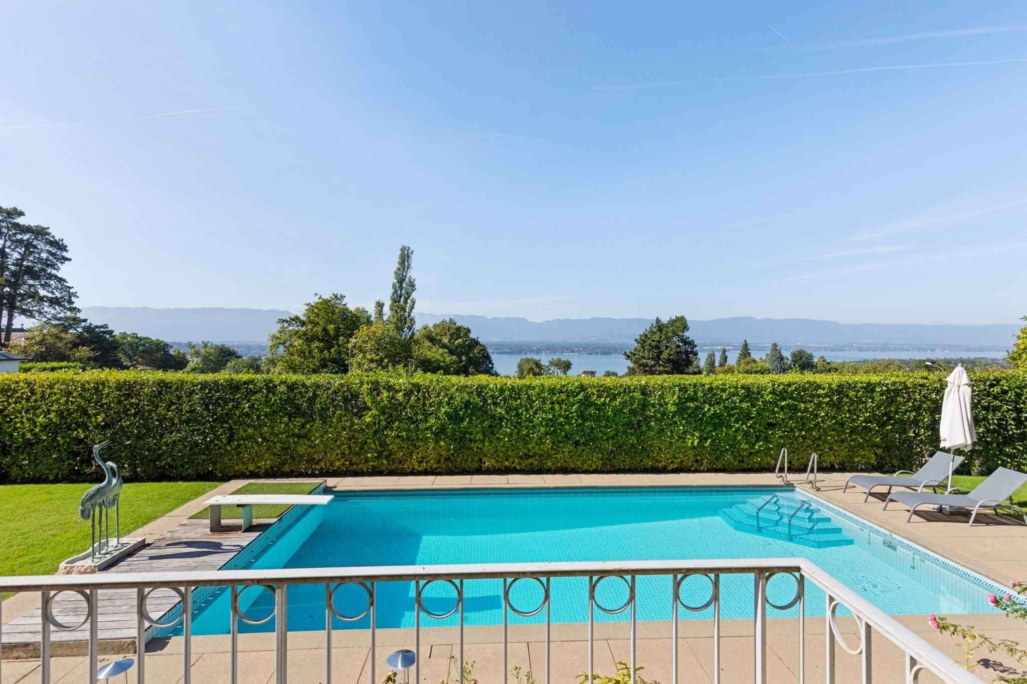 Vandeouvres: detached villa with lake and mountain view