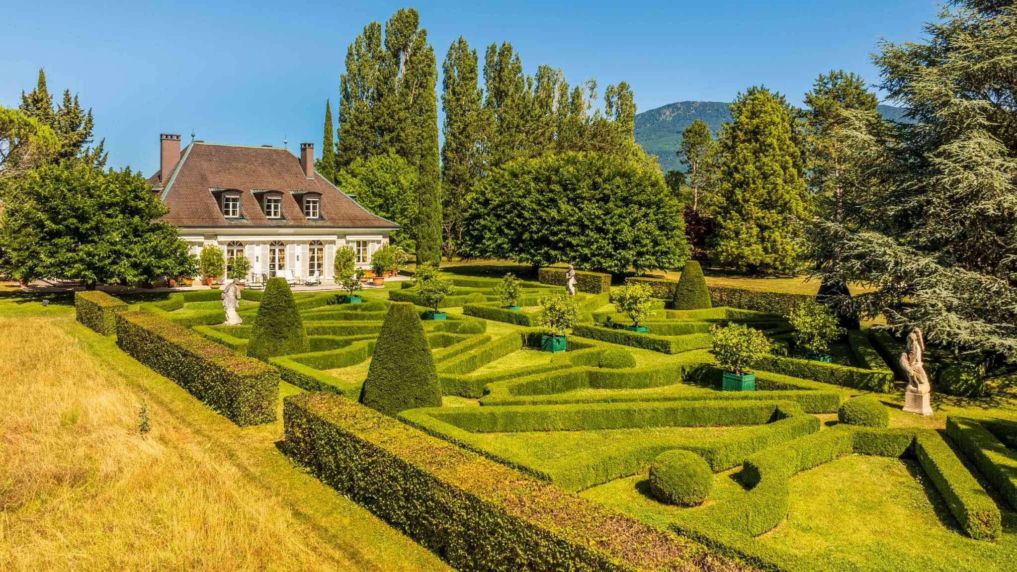 Exclusive: exceptional property in a lush setting