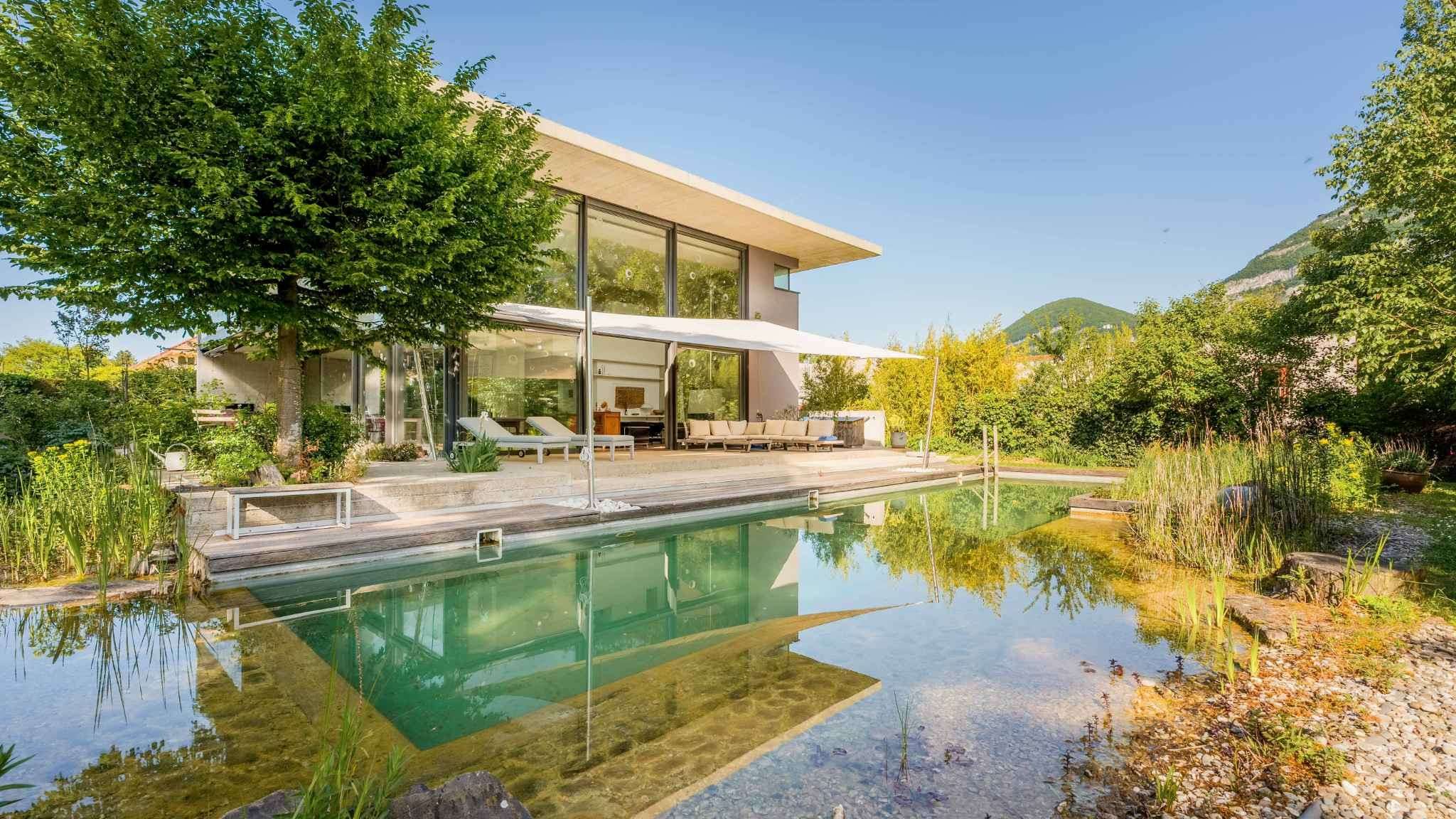 Exclusivité : Maison contemporaine avec piscine naturelle