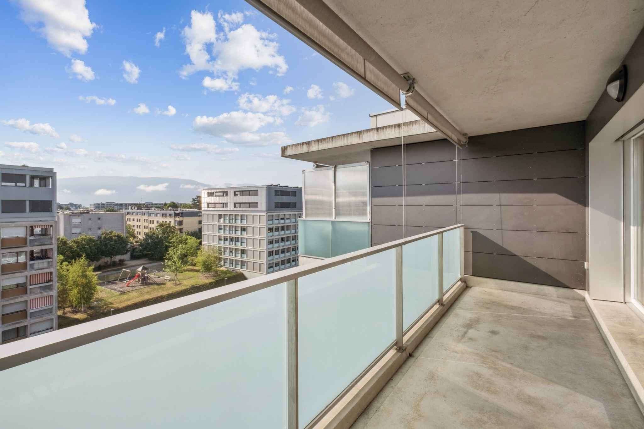 En exclusivité :                                     Attique de 4 pièces (label Minergie)