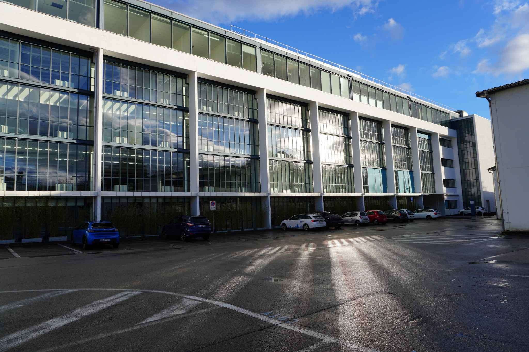 VERSOIX - 1'861m2 - CHF 250.-/m2/an - Surfaces Administratives & Technologiques