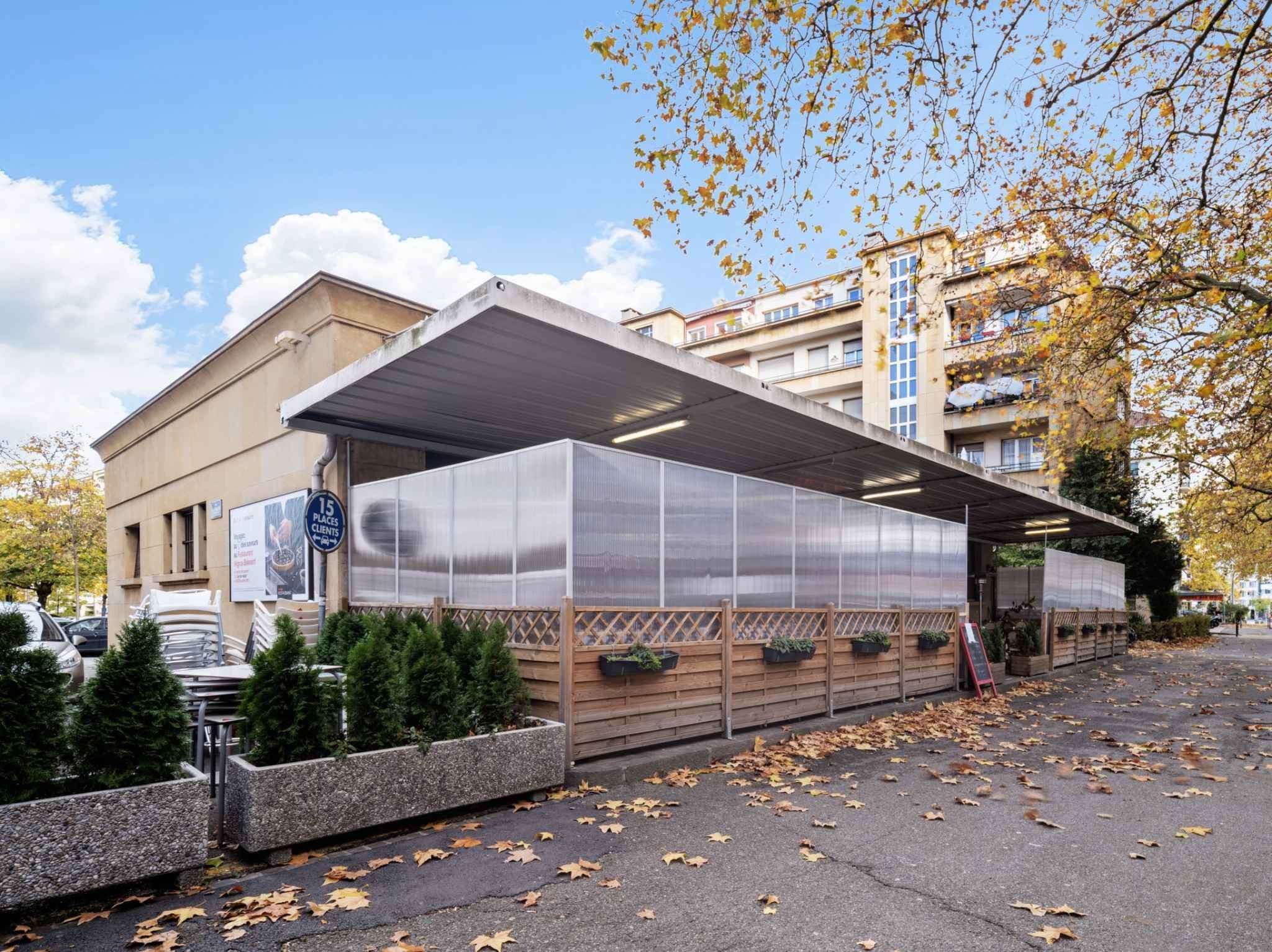 Immeuble commercial vide