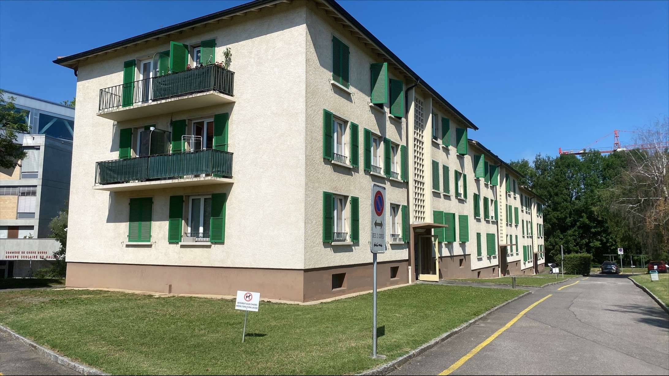Parking moto extérieur M1 · Chêne-Bourg