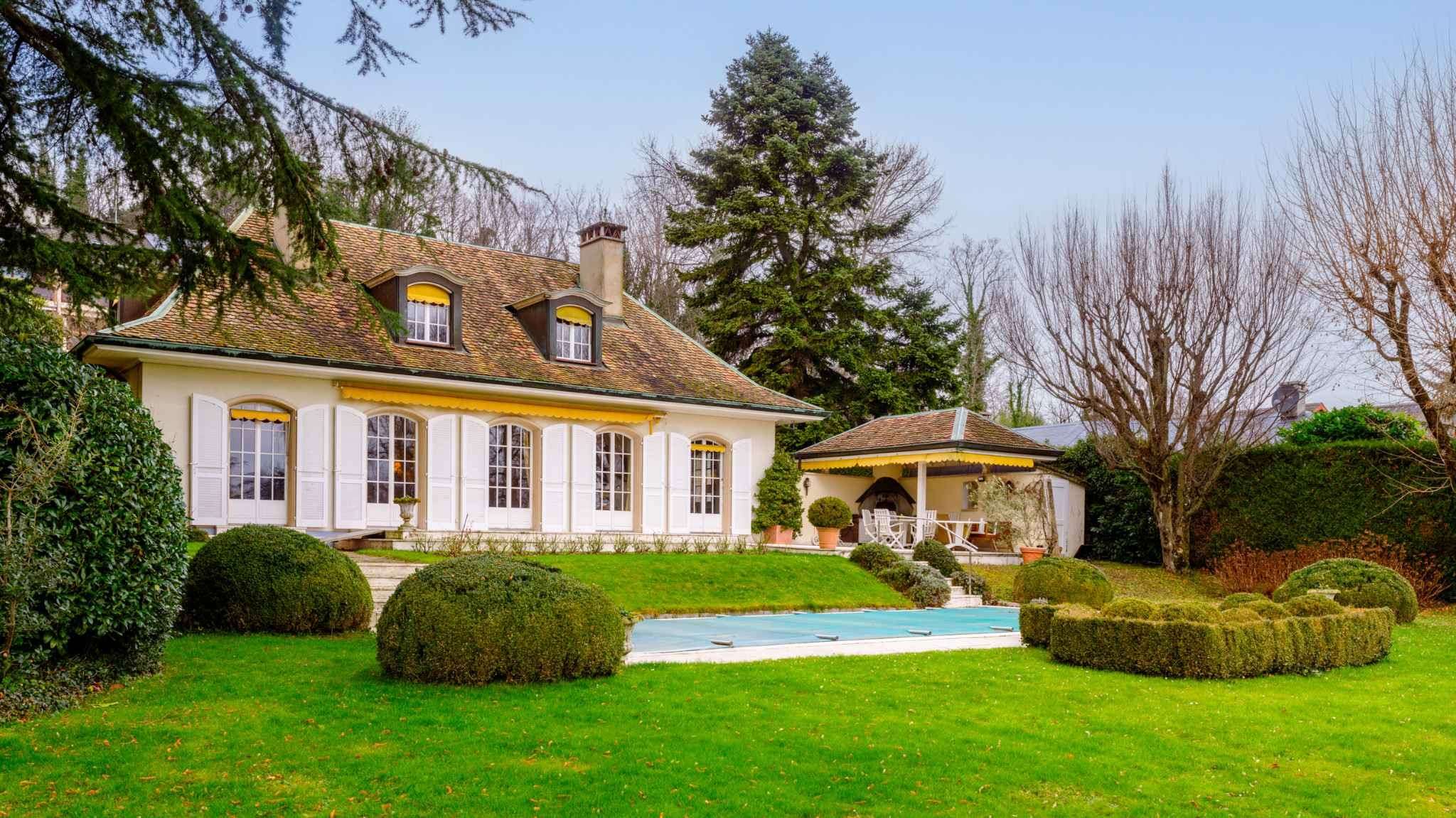 Villa familiale avec piscine offrant une vue sur le lac